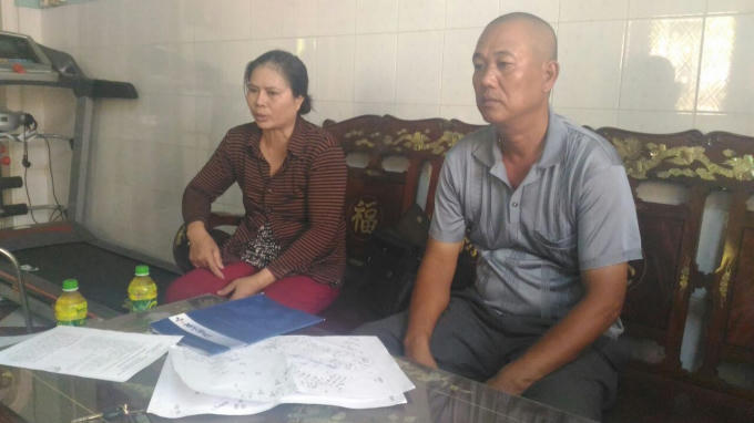 Người dân ấp Bình Phú, xã Long Tân trao đổi với phóng viên