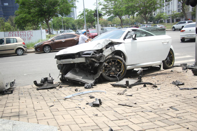 Chiếc Audi tiền tỉ nát bươm sau tai nạn.