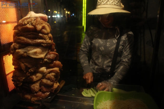 Lam lũ kiếm sống, Chị Thuỳ Dương (quê tại Thái Bình) không còn để ý hôm nay là ngày 8/3. Trước khi bán hàng rong, chị Dương đã từng làm ở nhà hàng, nhưng vì công lương thấp nên chị xin nghỉ để làm nghề tự do, như vậy vừa có thể chăm sóc cho gia đình lại vừa có thêm thu nhập để sinh sống và lo cho con cái ăn học. (Ảnh: Đức Biên)