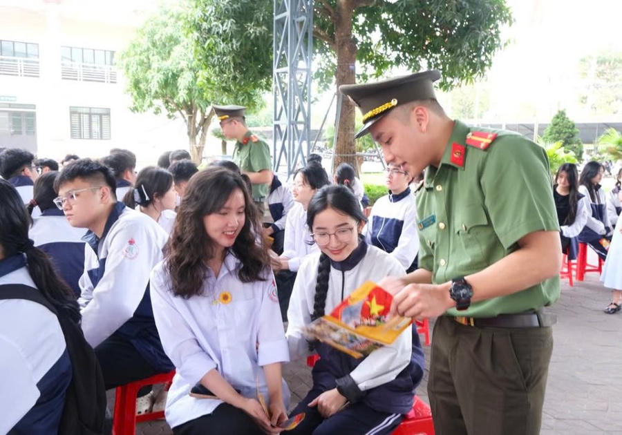 Cán bộ chuyên trách công tác tuyển sinh phổ biến các quy định. (Ảnh: CAHT)