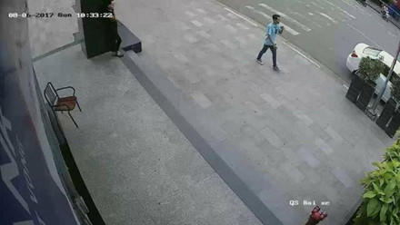 Hình ảnh tên trộm ra chiếc xe và lái đi.