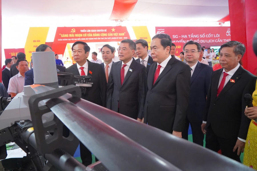 Chủ tịch Quốc hội Trần Thanh Mẫn tham quan các gian hàng trưng bày tại Đại hội