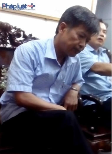 Ông Lê Văn Đông tỏ rõ thái độ không hài lòng với PV, liên tục ghi hình đồng thời vượt quyền đuổi phóng viên ra khỏi phòng của Chánh văn phòng.