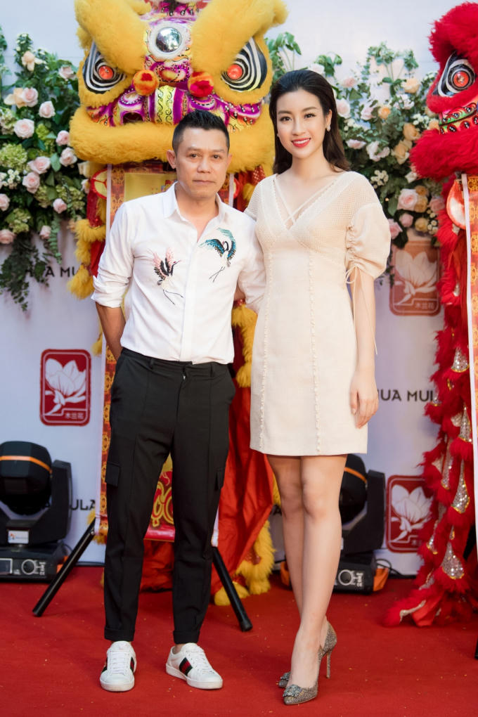 Là những người em thân thiết với chủ nhà hàng, dàn người đẹp sớm có mặt tại nhà hàng để chúc mừng và trải nghiệm những món ăn đến từ Trung Quốc.