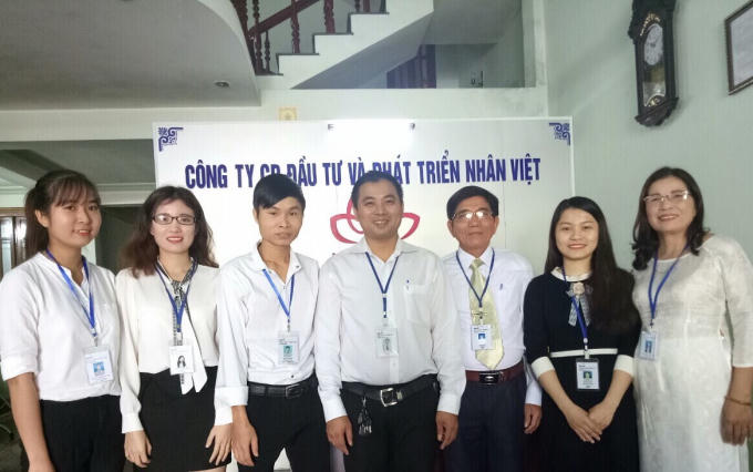 Tập thể cán bộ, nhân viên công ty cổ phần Đầu tư và Phát triển Nhân Việt tại văn phòng đại diện tỉnh Thừa Thiên Huế.