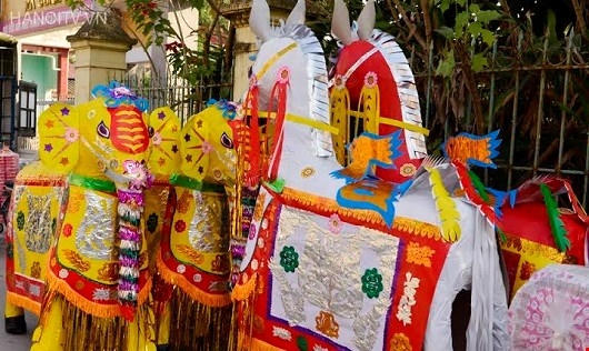 Những con ngựa giấy chờ đợi làm lễ.