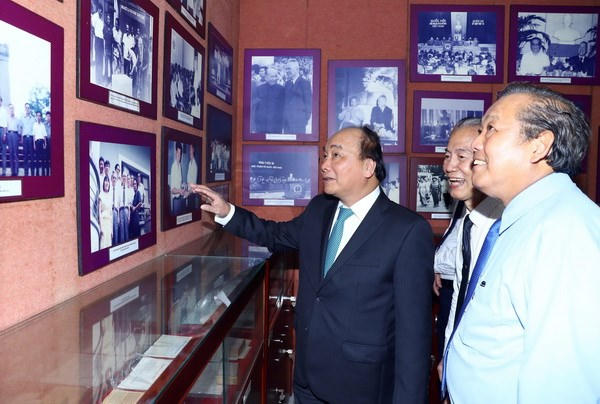 Thủ tướng Nguyễn Xuân Phúc đến thăm Nhà tưởng niệm nguyên Quyền Chủ tịch nước, Luật sư Nguyễn Hữu Thọ. (Ảnh: Thống Nhất/TTXVN)