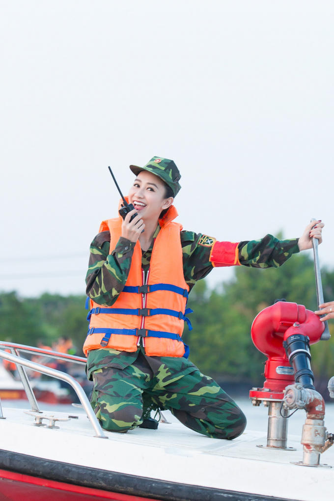 H&agrave; Thu bất ngờ trở th&agrave;nh chiến sỹ ph&ograve;ng ch&aacute;y chữa ch&aacute;y