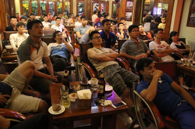 Tất cả đều chăm chú, theo dõi trận đấu…