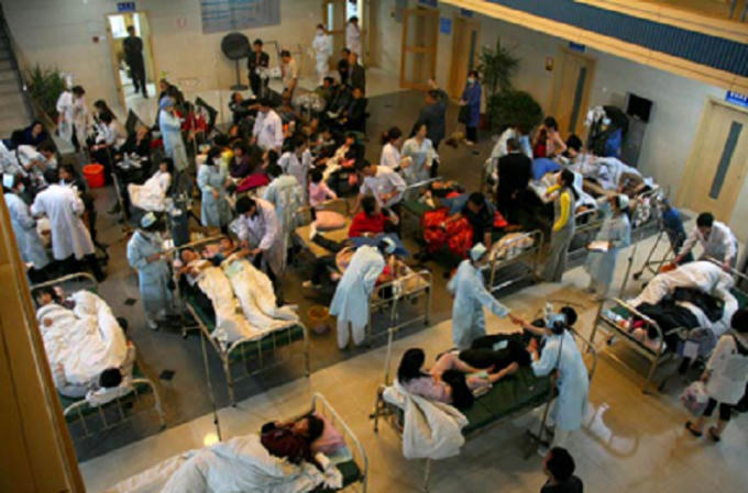 Nhiều học sinh được đưa đi cấp cứu sau khi dùng cơm tại nhà trường (ảnh minh họa).