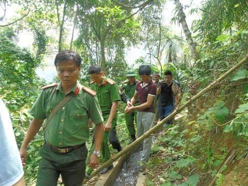 Đề phòng Tẩn Láo Lở nghĩ quẩn, có thể giật dây bỏ chạy... cán bộ dẫn giải luôn phải trông chừng, cảnh giác và chỉ cho hung thủ đi gần như giữa hàng trên đường ra thực nghiệm.
