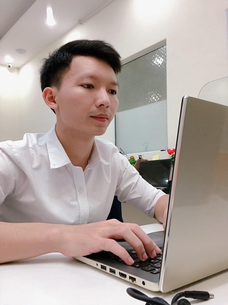 Hưng luôn phải nhận những câu hỏi về lương, thưởng vào dịp cận tết (Ảnh: NVCC).