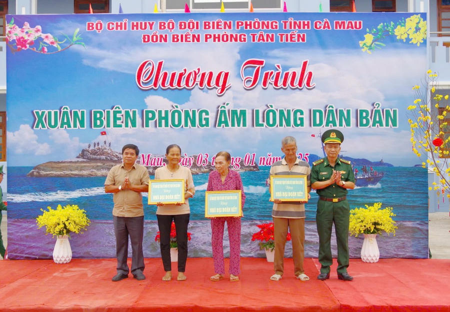 Đại tá Nguyễn Quang Hà - Phó Chính ủy BĐBP tỉnh Cà Mau và lãnh đạo huyện Đầm Dơi tặng Nhà Đại đoàn kết cho người nghèo, hộ gia đình có hoàn cảnh khó khăn.