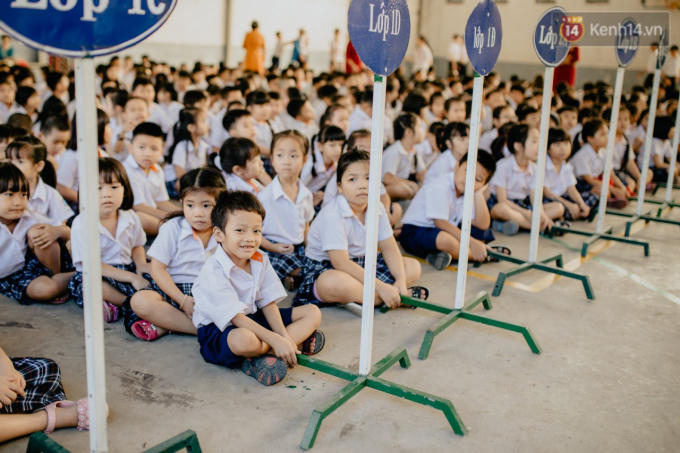 Anh ch&agrave;ng h&agrave;o hứng với buỗi lễ khai giảng đầu ti&ecirc;n của m&igrave;nh.