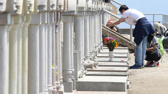 Người Hồng Kông chật vật tìm nơi yên nghỉ cho người thân đã mất Ảnh: SCMP.