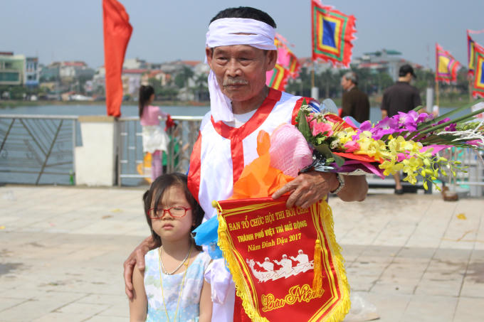 Chia sẻ với Phapluatplus.vn, cụ Hoàng Văn Cấp (88 tuổi, phường Bạch Hạc, TP Việt Trì) cho biết: "Năm nay là 20 năm cụ tham gia bơi chải, môn thể thao vừa rèn luyện sức khỏe và thể hiện tinh thần đoàn kết của toàn đội".