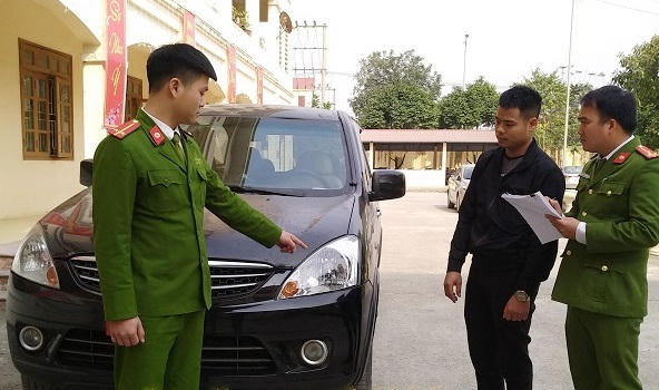 Tài xế Nguyễn Chung cùng chiếc xe gây tai nạn tại cơ quan điều tra. (Ảnh CA Ninh Bình).