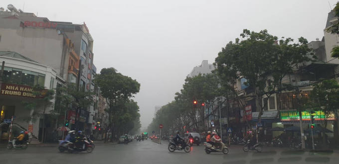 Đường Trần Quốc Hoàn (Cầu Giấy, Hà Nội) lúc 9h sáng nay vẫn mờ ảo trong sương. Ảnh Chí Kiên.