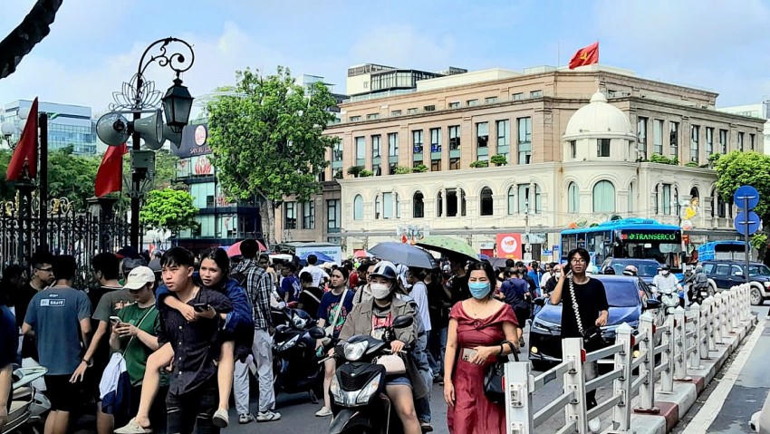 Đường phố Hà Nội rực rỡ cờ hoa chào mừng Quốc khánh 2/9