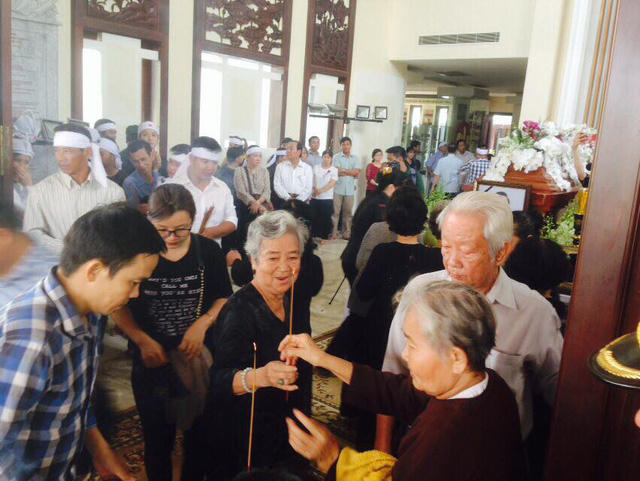 Những mái đầu bạc trắng của những người hàng xóm, đồng đội cùng thời với ông