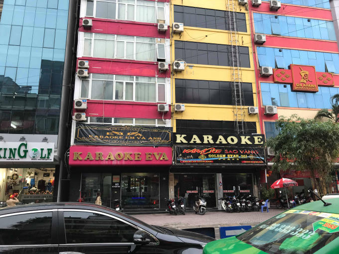 Karaoke Eva và Karaoke Sao Vàng hoạt động ngang nhiên giữa ban ngày.
