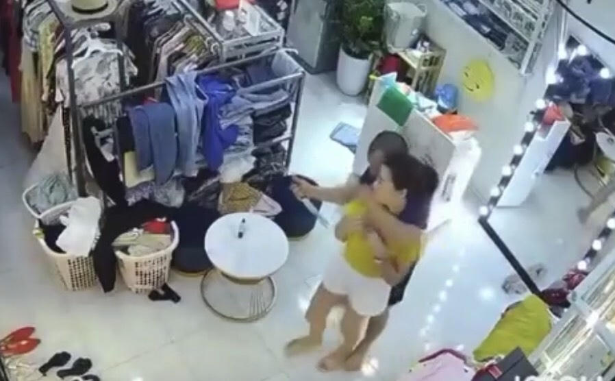 Cô gái bị người đàn ông dùng dao đe dọa, cưỡng hiếp. Ảnh: Chụp từ clip.