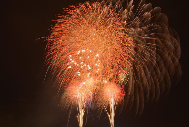 TP HCM: Hàng nghìn người dân reo hò, chen chân xem bắn pháo hoa
