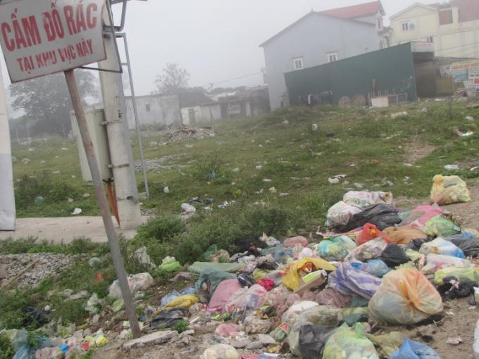 Ai cắm biển cấm cứ cắm, ai đổ rác vẫn vô tư... đổ rác!