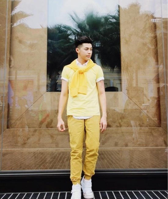 Street style nguyên cây vàng chanh của Noo Phước Thịnh.