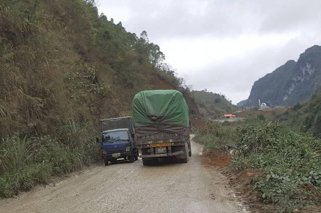 Sau những trận mưa, mặt đường lầy lội gây khó khăn cho người và phương tiện tham gia giao thông.
