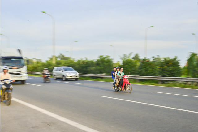 Kẹp 3, kẹp 4 người, không mang mũ bảo hiểm...