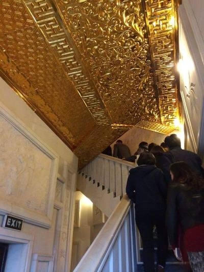 Bên cạnh thang máy là cầu thang bộ, phía trên trần đều được dát vàng. Ảnh: Bảo Yến.