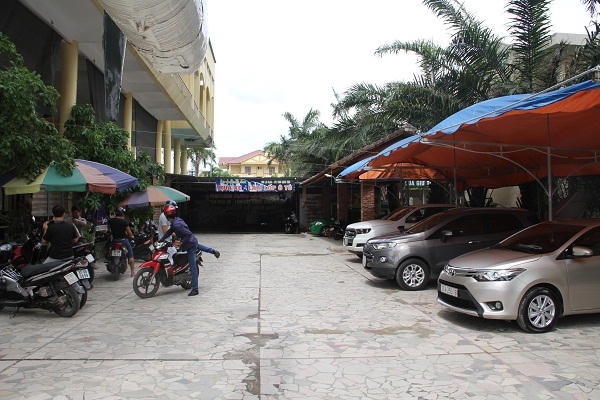 Một khuôn viên khác của bảo tàng lịch sự quân sự lại được mở thêm dịch vụ rửa xe, làm lốp.