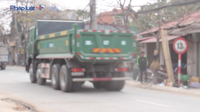 Bất chấp biển hiệu giới hạn 13 tấn, xe tải vẫn ngang nhiên lưu thông mà không bị ngăn chặn, xử lý.