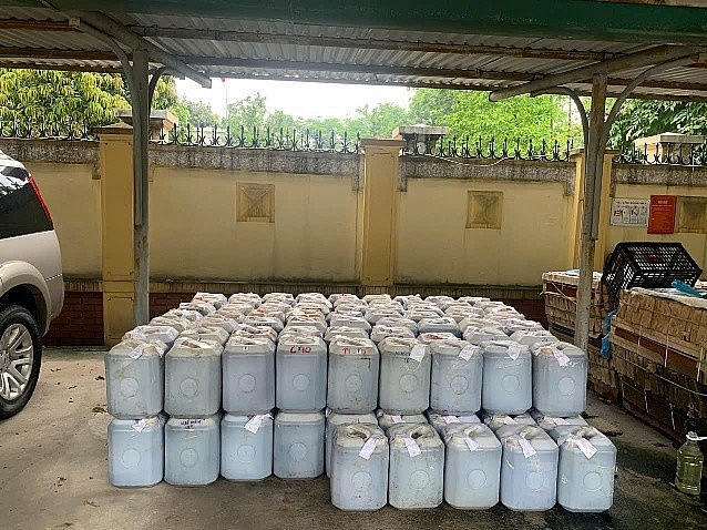 Tiêu hủy 2.600 lít nước mắm không rõ nguồn gốc