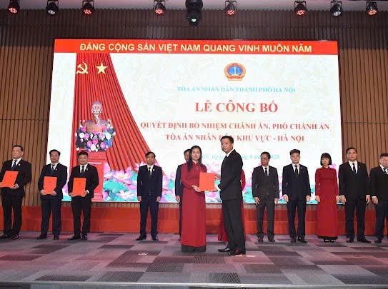 Các Chánh án nhận Quyết định từ lãnh đạo TAND TP Hà Nội.