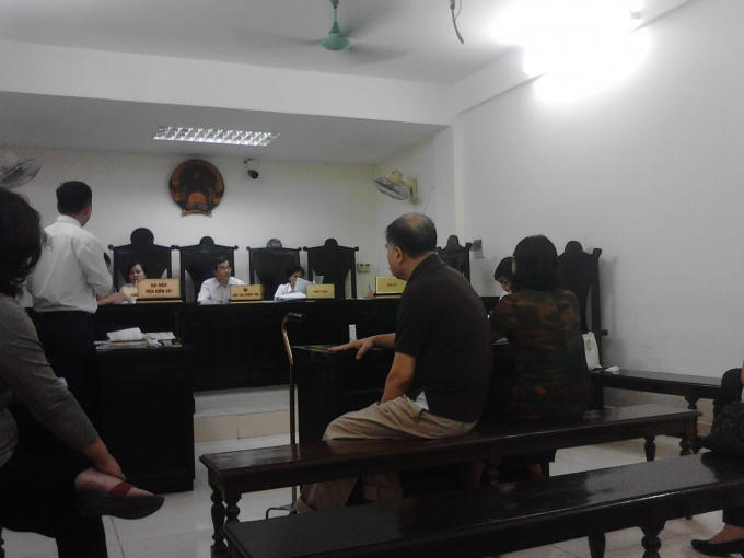 Hai ông bà dù ngồi chung một ghế nhưng là hai "thái cực" nhau với nhau, lúc nào cũng đấu lưng vào nhau (Ảnh. T.A)