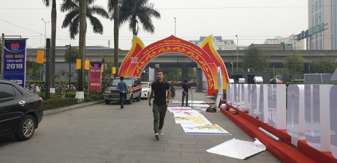 Bên ngoài khu vực cổng tại bảo tàng Hà Nội.