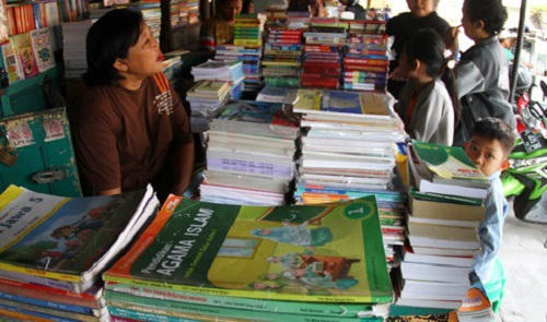 Học sinh ở Indonesia đi mua sách trước thềm năm học. Ảnh: Pinterest