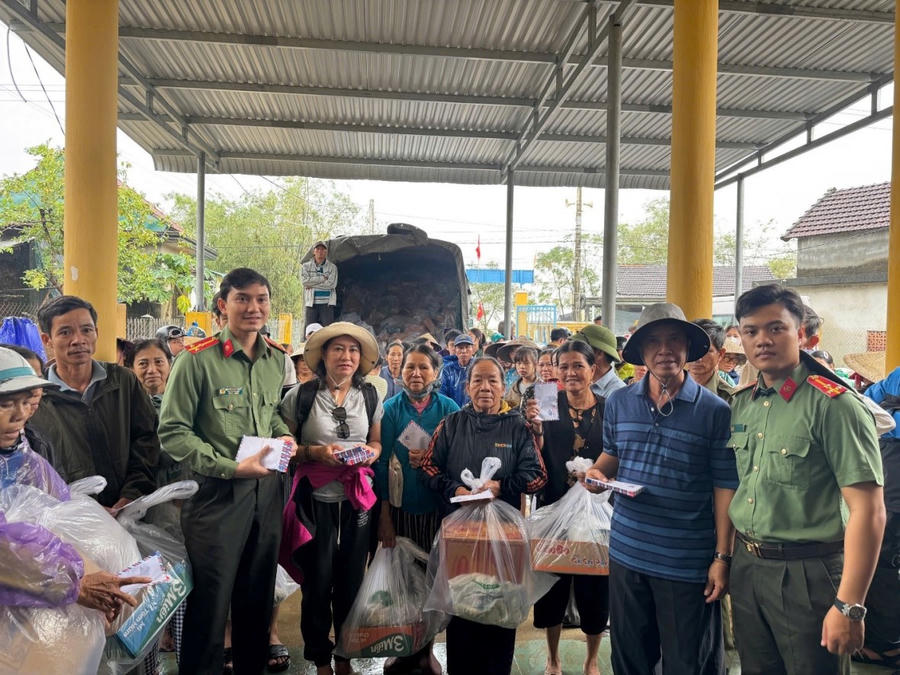 Một số hình ảnh Ban Thanh niên Công an tỉnh An Giang phối hợp cùng các nhà hảo tâm đã trực tiếp đến thành phố Huế: