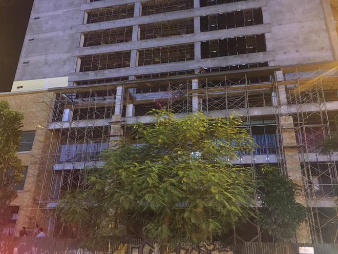 Công trình xảy ra sự việc.