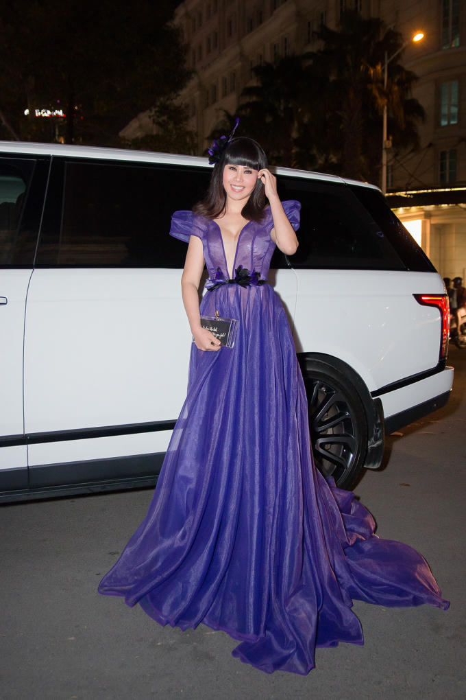 Hoa hậu Hằng Nguyễn diện đầm t&iacute;m cực hot đọ sắc c&ugrave;ng &aacute; hậu Li&ecirc;n Phương