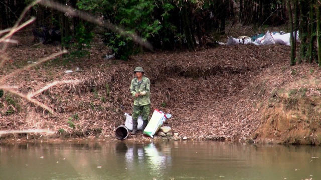 Người dân xã Ninh Lai đem xác lợn chết vứt ra sông (Ảnh ĐV)