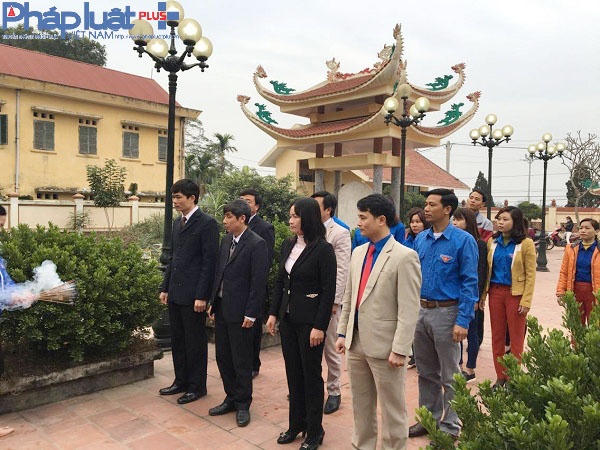 Tưởng nhớ công ơn các anh hùng liệt sỹ.