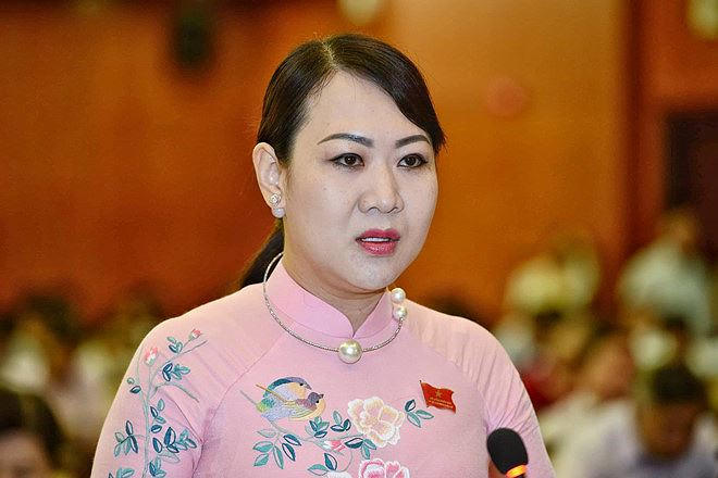 Bà Phan Thị Hồng Xuân, cho rằng người dân TP HCM cần dùng lu để chống ngập