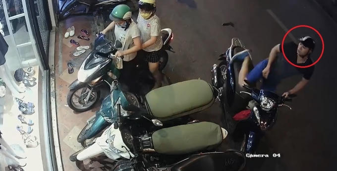 Tên trộm táo tợn thực hiện hành vi ngay bên cạnh 2 cô gái.