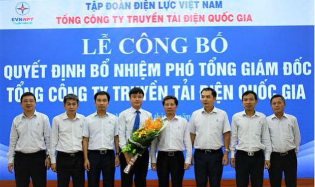 Lãnh đạo EVNNPT trao hoa chúc mừng cho tân Phó Tổng Giám đốc Lưu Việt Tiến.