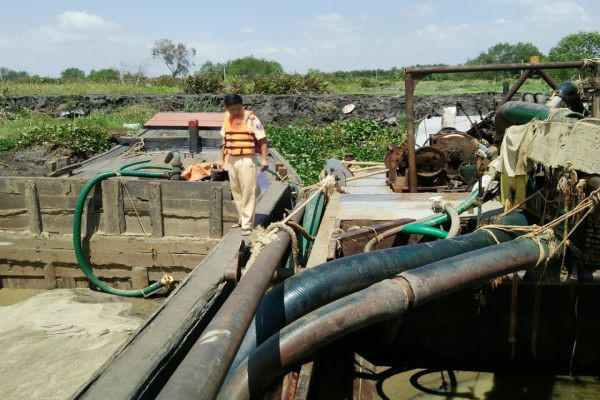 Ghe hút cát lậu bị tạm giữ. (Ảnh: báo Thanh niên)