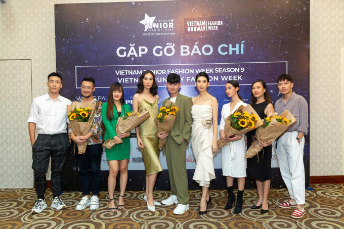 Sieu mau Xuan Lan cung dai dien cac NTK - Thuong hieu tham gia VJFW va VRFW - Photo by Thien An (2)