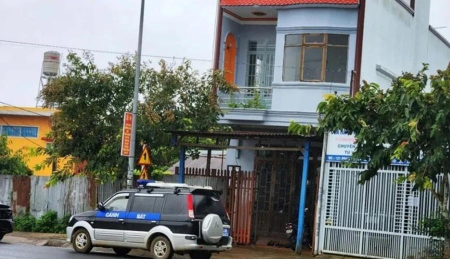 Cơ quan chức năng khám xét nơi ở của bị can Hùng tại phường 2 (TP Bảo Lộc).Ảnh: H.Đ